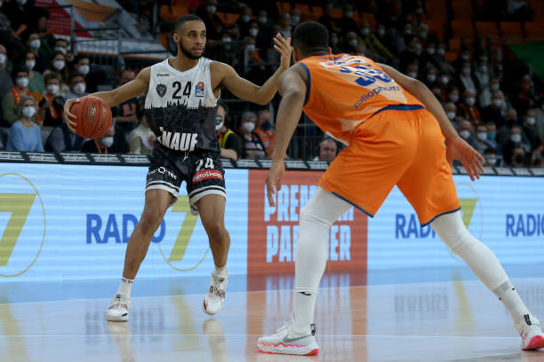 拜仁夺德甲四连胜续领跑 莱沃库森八连胜紧追在后.