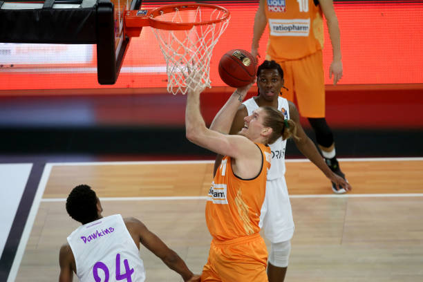 [图]迪亚斯双响努涅斯世界波 利物浦3-0伯恩茅斯.